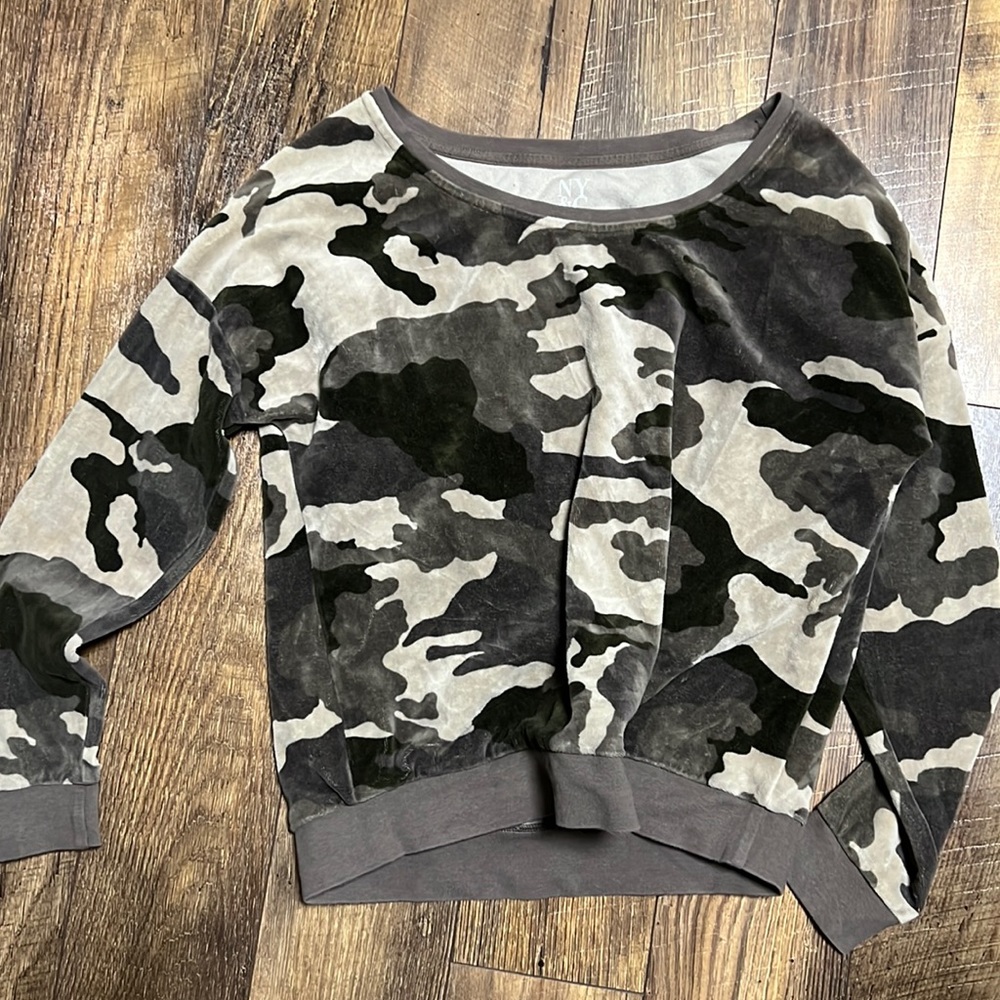 New York and company velvet pullover
